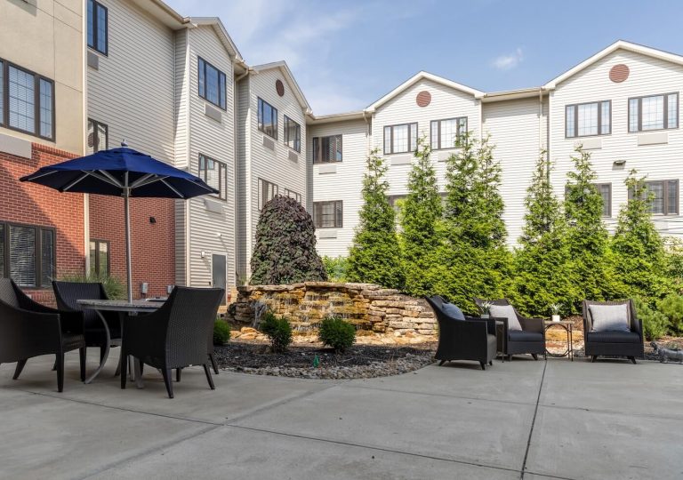 The Wellington at North Bend Crossing - Vista Exterior Courtyard 01