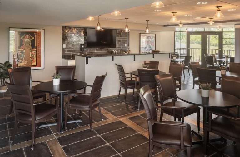 The Wellington at North Bend Crossing - Vista Interior Dining 01